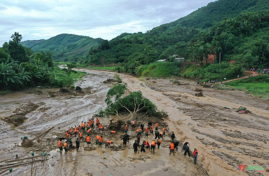 Bộ đội chạy đua với thời gian, tìm kiếm nạn nhân mất tích ở thôn Làng Nủ, xã Phúc Khánh, huyện Bảo Yên, tỉnh Lào Cai
